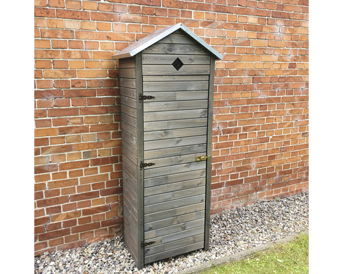 Gartenschrank aus Holz mit Tür und Metalldach vor einer Ziegelwand