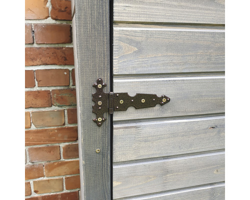 Detailansicht eines Holzgartentors mit dekorativem Torband