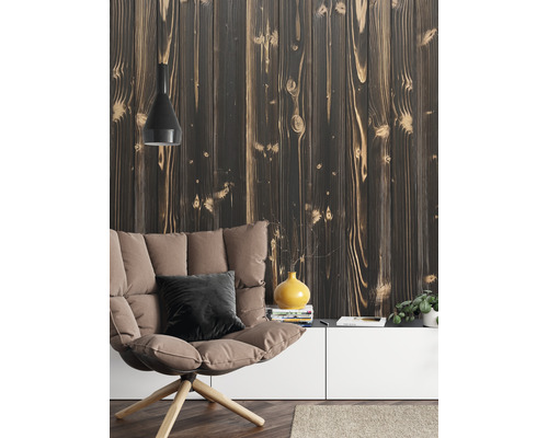 Wohnzimmer mit Sessel, Lampe und Holzvertäfelung