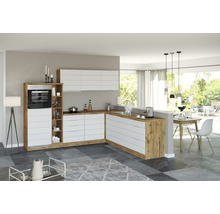 Helle Küche mit weißen Fronten und Arbeitsplatte in Holzoptik