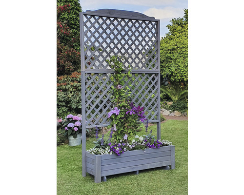 Blumenkasten mit Rankgitter aus Holz im Garten