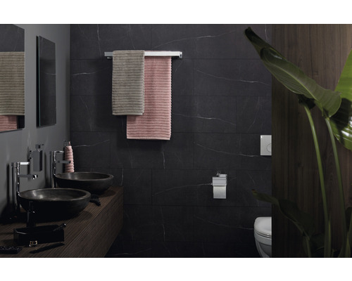 Modernes Badezimmer mit Doppelwaschbecken, Handtüchern und dunklen Fliesen