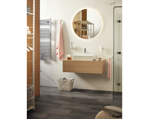 Badezimmer mit Waschtisch, Spiegel, Handtuchwärmer und Ablagesystem