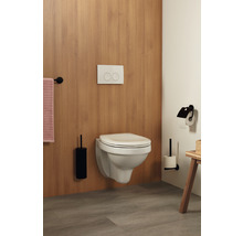 Modernes Badezimmer mit wandhängendem WC, Betätigungsplatte und WC-Garnitur.