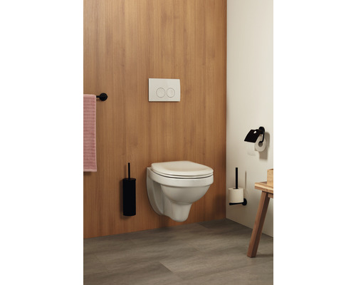 Hänge-WC im Badezimmer mit Holzverkleidung und passenden Accessoires.