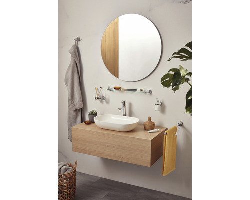 Helles Badezimmer mit Waschtisch, Aufsatzwaschbecken, Spiegel und Accessoires