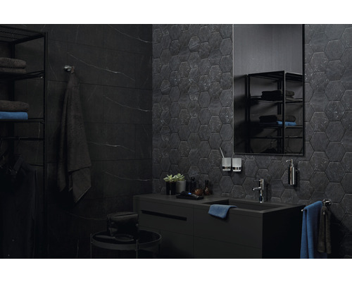 Modernes Badezimmer mit schwarzen Fliesen in Hexagonform und rechteckiger Form, Waschtisch und Spiegel