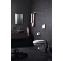 Modernes Badezimmer mit Toilette, Waschbecken und Accessoires