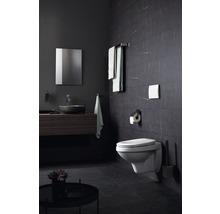 Modernes Badezimmer mit Wand-WC, Waschtisch, Spiegel und Handtüchern.