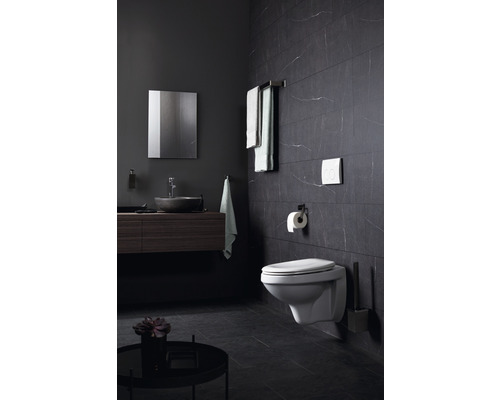 Modernes Badezimmer mit Wandtoilette, Waschtisch und Spiegel