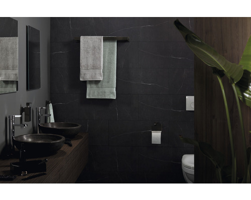 Modernes Badezimmer mit Waschtischen, Handtüchern und dunklen Fliesen