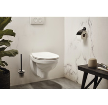 Modernes Badezimmer mit wandhängendem WC, WC-Bürste und Toilettenpapierhalter.