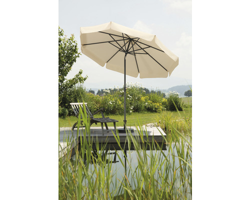 Gartenszene mit Sonnenschirm und Liegestuhl am Teich