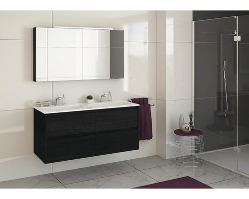 Badezimmer mit Doppelwaschtisch, Spiegelschrank und Dusche