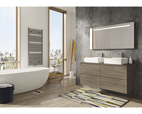 Helles Badezimmer mit Badewanne, Waschtisch mit zwei Waschbecken und Handtuchwärmer