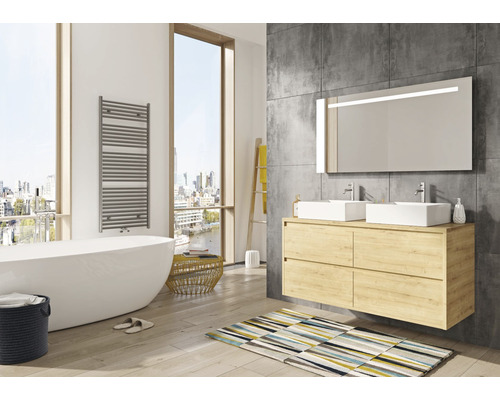 Helles Badezimmer mit freistehender Badewanne, Waschtisch mit zwei Waschbecken und beleuchtetem Spiegel