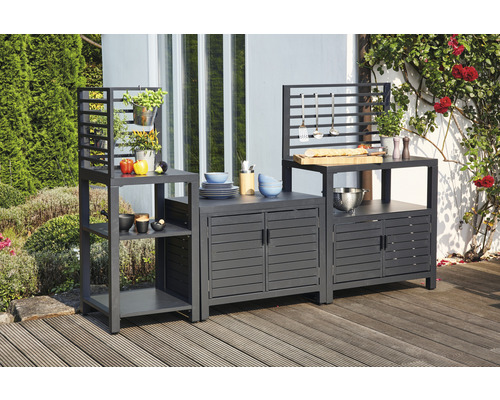 Gartenküche mit Stauraum, Ablageflächen und Hängevorrichtungen auf einer Terrasse