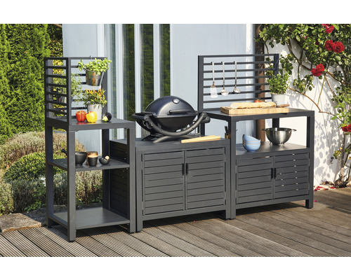 Grillküche mit Grill, Schränken und Regalen im Außenbereich