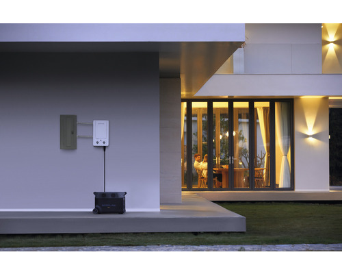 Haus mit Stromanschlussdose, Wandsteckdose und tragbarem Kraftwerk