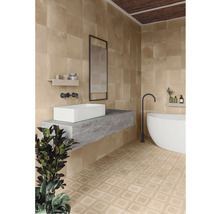 Helles Badezimmer mit Keramikfliesen an Wand und Boden, Waschbecken, Spiegel und Badewanne