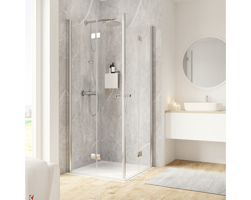 Eckdusche mit transparentem Glas und silberfarbenem Rahmen in einem Badezimmer