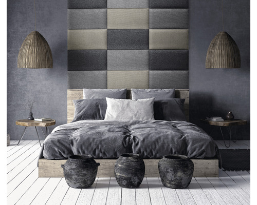 Schlafzimmer mit Bett, Nachttischen und dekorativen Elementen für eine gemütliche Atmosphäre.