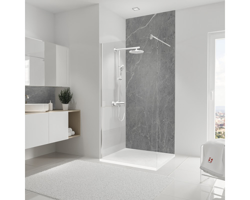 Badezimmer mit Duschkabine, Waschtisch und Spiegel