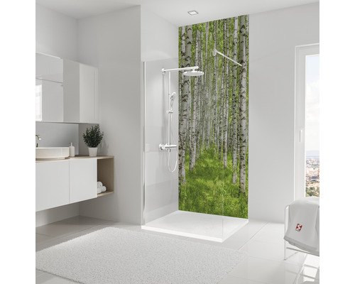 Badezimmer mit Dusche, Duschpaneel mit Birkenwaldmotiv, Waschtisch und Teppich