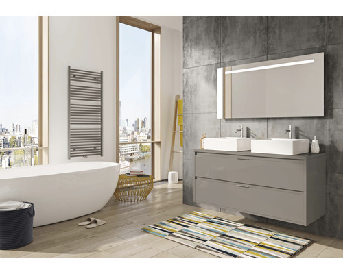 Modernes Badezimmer mit freistehender Badewanne, Handtuchwärmer und Doppelwaschtisch mit beleuchtetem Spiegel