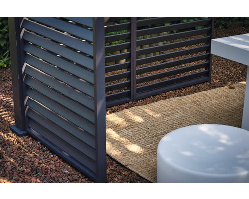 Sichtschutzzaun aus Lamellen mit Teppich im Garten