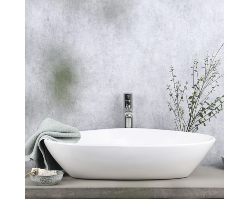 Aufsatzwaschbecken im Badezimmer mit Armatur und Dekoration