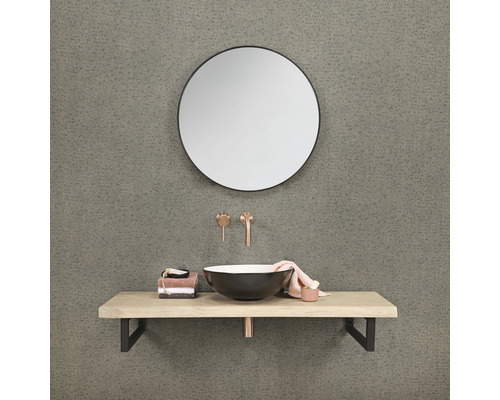 Badezimmer mit rundem Spiegel, Aufsatzwaschbecken, Waschtischplatte und Armaturen