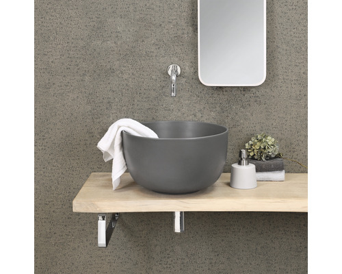 Badezimmerwaschtisch mit Spiegel, Armatur, Handtuch und Seifenspender