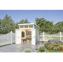Gartenhaus mit geöffneten Türen, Ablageflächen und verschiedenen Gartengeräten, umgeben von einem weißen Lattenzaun und bunten Blumen