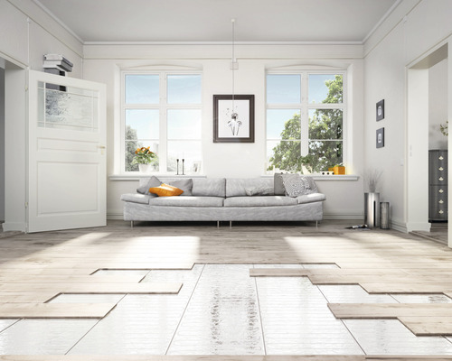 Heller Wohnraum mit Sofa, Fenstern und teilweise verlegtem Laminatboden