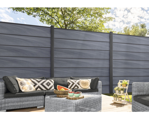Gartenzaun aus Kunststoff mit Sitzgruppe im Garten