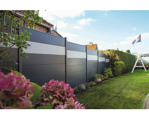 Gartenansicht mit modernem Sichtschutzzaun mit Querstreifen