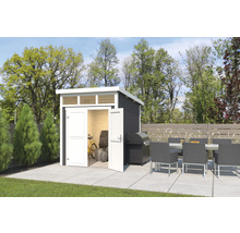 Szene im Garten mit Gerätehaus mit geöffneten Türen, Grill und Sitzgruppe.