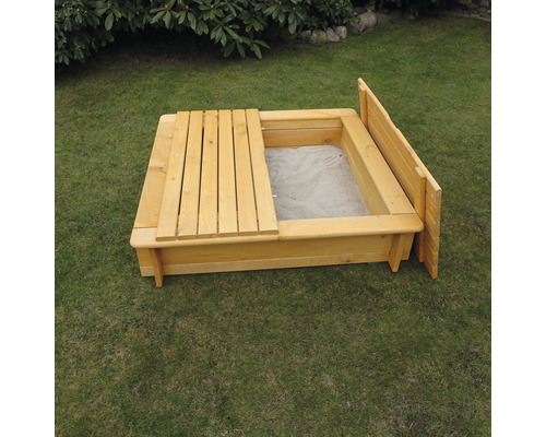 Sandkasten aus Holz mit Deckel im Garten