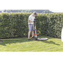 Mann bedient eine Schmutzwasserpumpe von Al-Ko im Garten