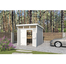 Gartenhaus mit geöffneter Tür, Regalen und Arbeitsplatte vor Bäumen und einem Auto