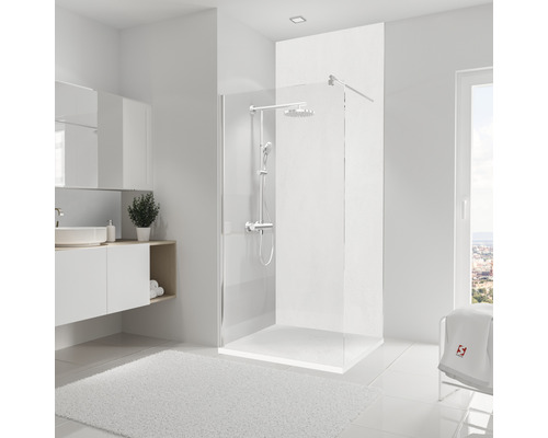 Duschrückwand Schulte Decodesign 2550x1500x3 mm Putzoptik Helles Badezimmer mit Walk-In Dusche, Waschtisch und Teppich für eine moderne Atmosphäre