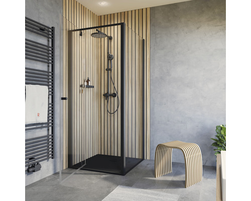 Badezimmer mit Dusche mit schwarzem Rahmen, Handtuchwärmer und Hocker