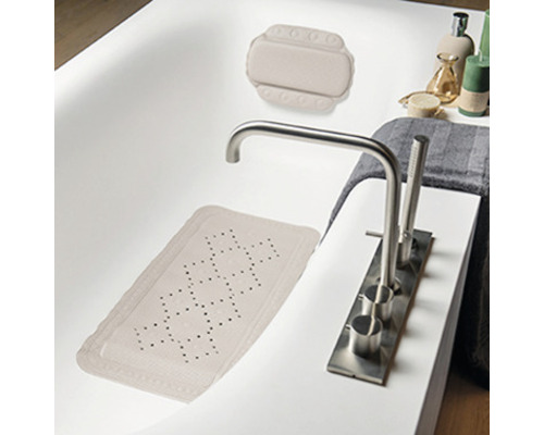 Badewanne mit Badewannenmatte, Badewannenkopfstütze und Armatur
