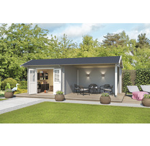 Gartenhaus mit Terrasse, Gartenmöbeln und Dekoration im Garten