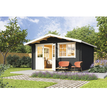 Gartenhaus mit Doppeltür, Fenstern und Gartenmöbeln auf einer Terrasse