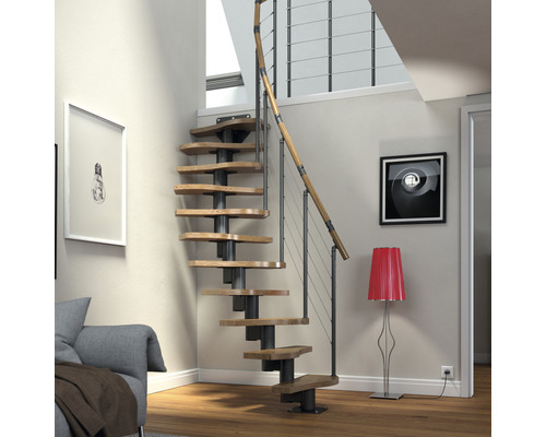 Raumszene mit Wendeltreppe aus Holz und Metall