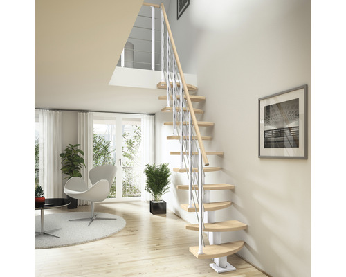 Wendeltreppe aus Holz mit Metallgeländer in einem hellen Wohnraum