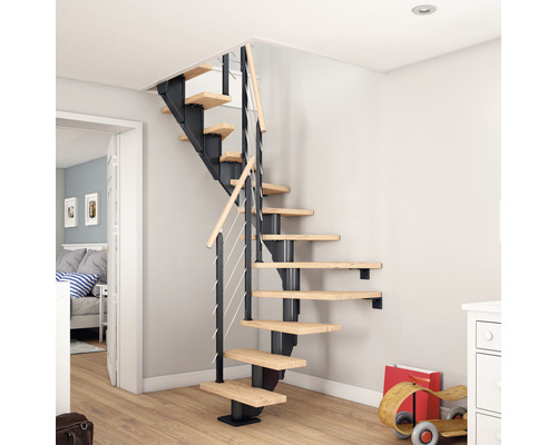 Raumansicht mit Spindeltreppe mit Holzstufen und Metallgeländer