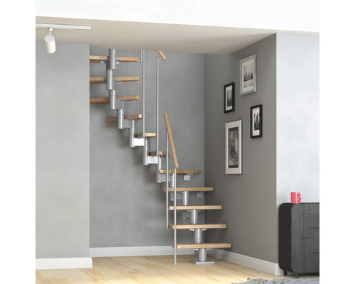 Raumansicht mit Raumspartreppe aus Holz und Metall